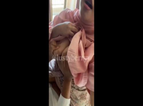 Dia meremas payudaraku dan membuatku merasa sangat bahagia