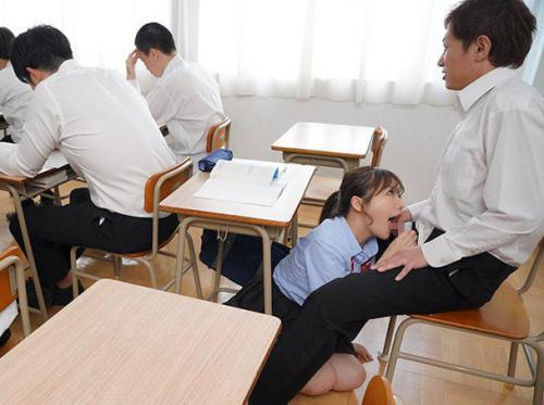 Pacar saya yang nakal ingin berhubungan seks di kelas