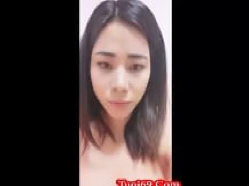 Gadis seksi mengaitkan vaginanya dan memfilmkannya sendiri