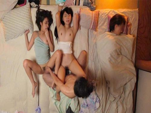 Sang istri tertidur pulas dan sang suami diam-diam menyetubuhi saudara perempuan istrinya