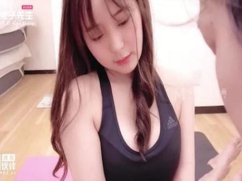 Guru yoga yang cantik dan menggoda