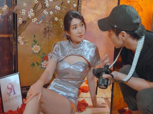 Fotografer yang beruntung memakan model cheongsam tersebut di lokasi pengambilan gambar