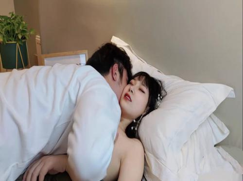 Memperkosa pacar pertamanya di hotel sepanjang malam