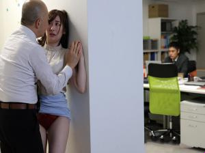 Istri yang penuh nafsu meniduri bosnya di belakang punggung suaminya