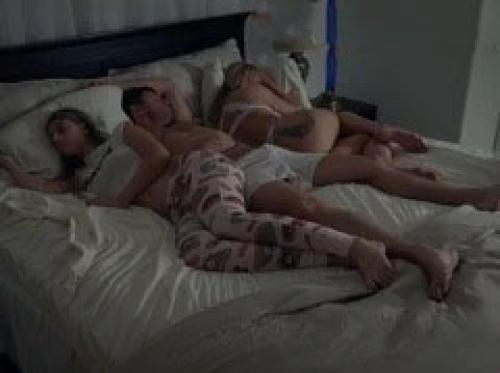 Mengalami mimpi buruk, putrinya pergi tidur bersama ibu dan... ayah tirinya