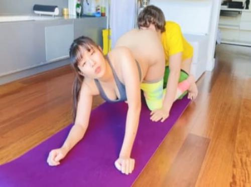 Saat berlatih yoga, kakakku mendorongku hingga terjatuh dan meniduriku